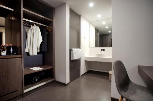 Postel nebo postele na pokoji v ubytování Malioboro Prime Hotel