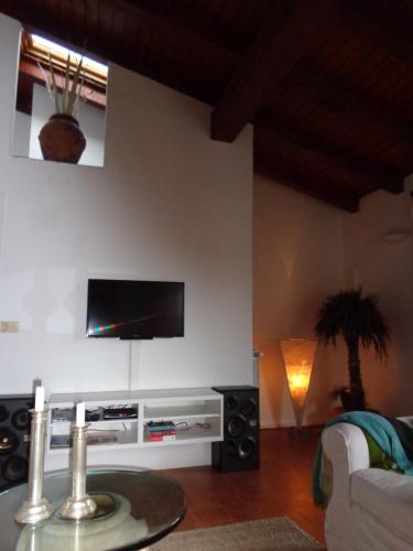Televízia a/alebo spoločenská miestnosť v ubytovaní Casa Zuino
