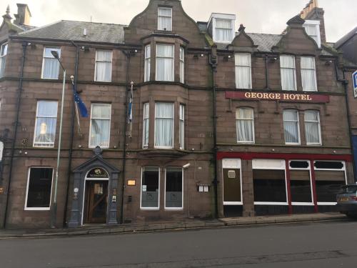 an old building on the corner of a street at The George Hotel in Montrose