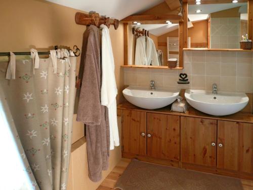 La salle de bains est pourvue de 2 lavabos et d'un rideau de douche. dans l'établissement La ferme du Château, à Saint-Martin-en-Vercors