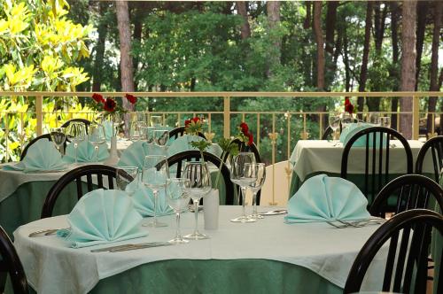 un tavolo con tovaglioli blu e bicchieri da vino sopra di Hotel Bamby a Cervia