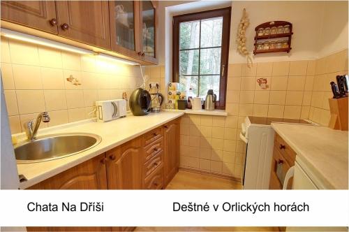 cocina con fregadero y encimera en Chata Na Dříši, en Deštné v Orlických horách