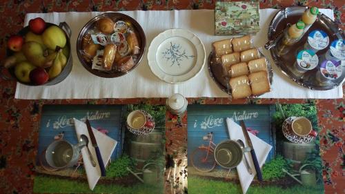 una mesa cubierta con platos y tazones de comida en B&B Maria Montis, en Assemini