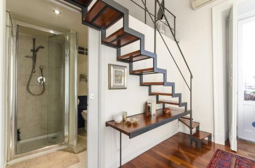 una escalera de caracol en un baño con ducha en A casa di Frasquita, en Catania