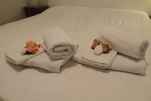 a pair of towels on a bed at La Salvia e Il Lampone in Pove del Grappa