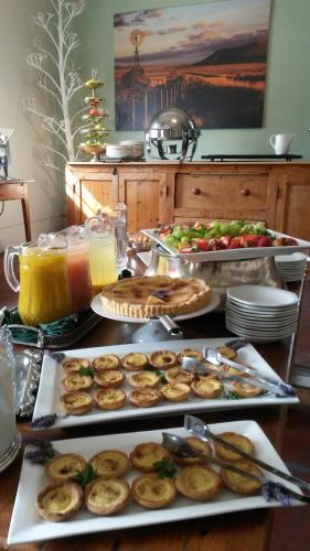 Die Tuishuise & Victoria Manor في كرادوك: طاولة مليئة بالأطعمة والمشروبات