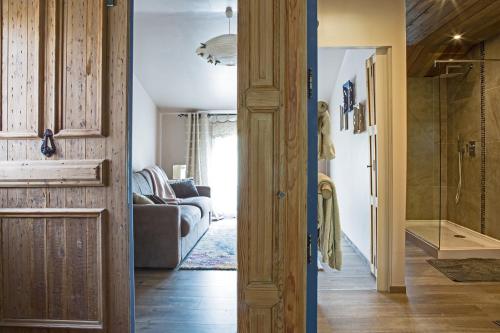 - un couloir avec un salon doté d'un canapé dans l'établissement Sous les Platanes B&B, à Châteaurenard