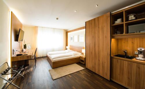 1 dormitorio con cama, escritorio y ventana en BoardingHouse Mannheim, en Mannheim