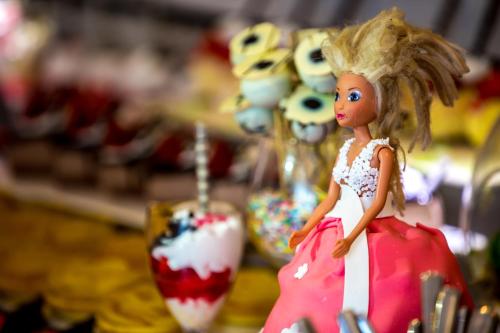 una muñeca está parada frente a unos pastelitos en Julian Club Hotel, en Marmaris