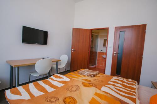 Postel nebo postele na pokoji v ubytování Guest House U Zlatého Jelena