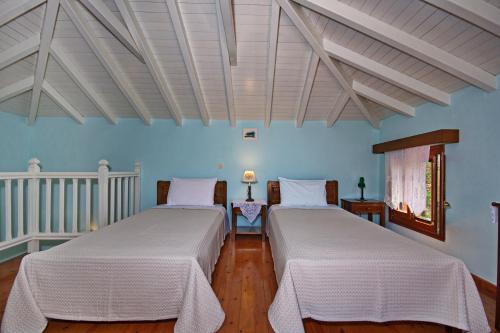 Ένα ή περισσότερα κρεβάτια σε δωμάτιο στο Kamelia Villas