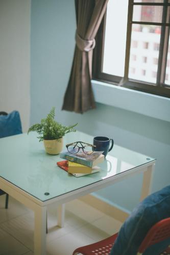 ノンタブリーにあるBaan Romdeeの白いコーヒーテーブル(本、植物付)