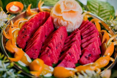 een schaal gevuld met verschillende soorten fruit bij E-Outfitting Doikham Resort in Chiang Mai