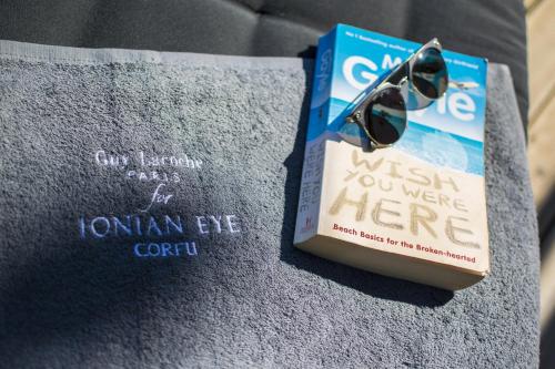 Ionian Eye Design Studios & Spaに飾ってある許可証、賞状、看板またはその他の書類