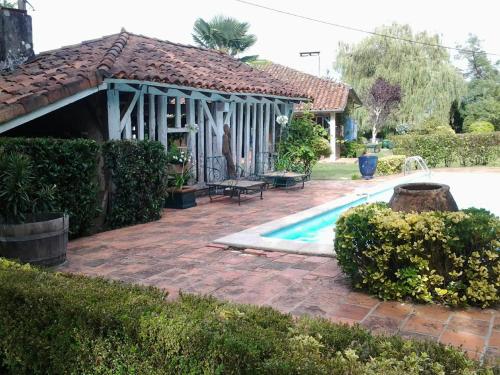 The swimming pool at or close to Les Hotes Des Guillemets