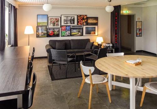 een woonkamer met een tafel en een bank bij Alsterbro Minihotell in Alsterbro