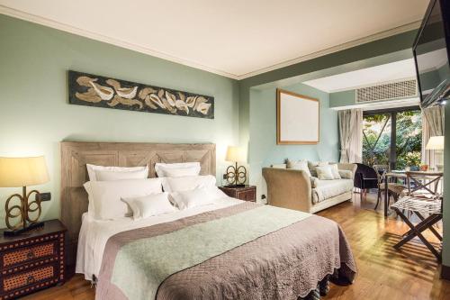 sypialnia z dużym łóżkiem i salonem w obiekcie Hotel Villa Linneo w Rzymie