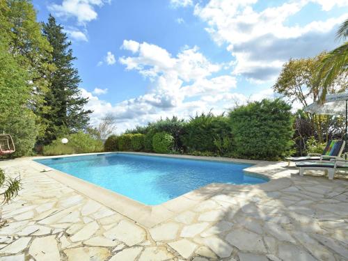 einen Pool mit einem Tisch und einem Stuhl in der Unterkunft Quaint Villa in Fayence with Private Swimming Pool in Fayence