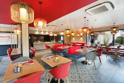 a restaurant with red chairs and tables and tablesktop at ibis Le Mans Est Pontlieue in Le Mans