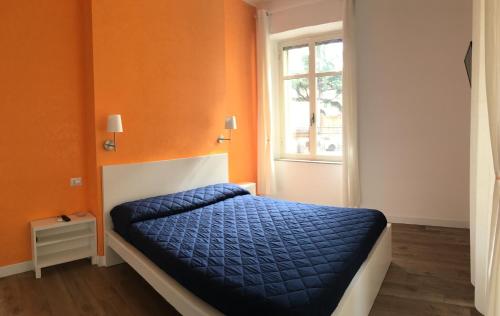 a bedroom with a blue bed with a window at Casa Helzel in Naples