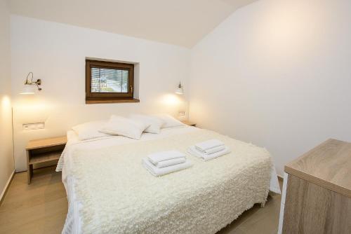 ein Schlafzimmer mit einem Bett mit zwei Handtüchern darauf in der Unterkunft Apartmán Chopok juh Anka in Horná Lehota