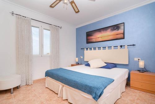 ポルトコロムにあるCasa Lenaの青い壁のベッドルーム1室(大型ベッド1台付)