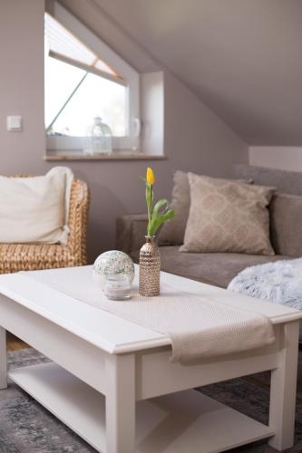 a white coffee table in a living room with a couch at Ferienwohnung Sonnenblick in Zingst