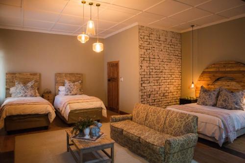Ένα ή περισσότερα κρεβάτια σε δωμάτιο στο three birds country house