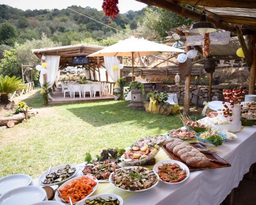 een tafel met veel borden eten erop bij Agriturismo Primaluce in Sorrento