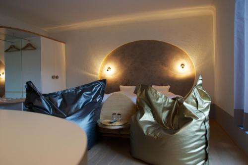 a hotel room with a bed with a leather couch at Hotel Milú in Ludwigsburg