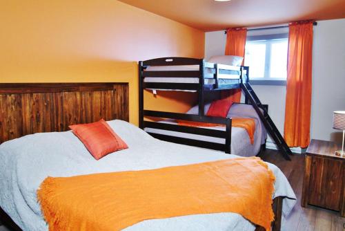 Двухъярусная кровать или двухъярусные кровати в номере Chalet 19 Chemin Blanc by Les Chalets Alpins