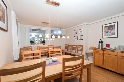 a kitchen and dining room with a table and chairs at Stavanger Bed & Breakfast in Stavanger