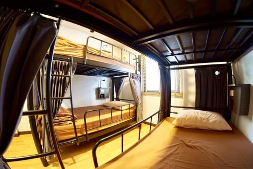 een slaapkamer met 2 stapelbedden in een kamer bij Inn Trog And Inn Soi in Bangkok