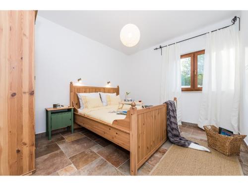 een slaapkamer met een groot houten bed in een kamer bij Villa More in Rovanjska