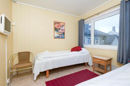 una camera da letto con un letto e una finestra di Stavanger Bed & Breakfast a Stavanger