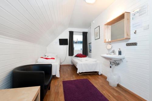 a room with two beds and a sink at Stavanger Bed & Breakfast in Stavanger