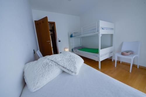 リーヴァ・デル・ガルダにあるWhite Dreamのベッドルーム(白いベッド1台、二段ベッド1組付)