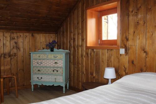 ein Schlafzimmer mit einem Bett, einer Kommode und einem Fenster in der Unterkunft Casa da Branda St.António in Branda de Santo António