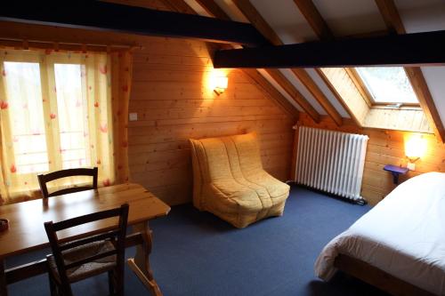 A bed or beds in a room at La Ferme du Bois Barbu
