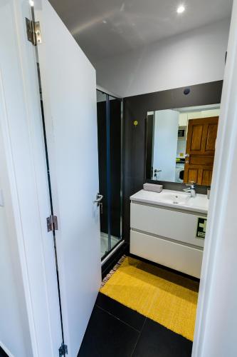 un bagno con lavandino e specchio di Studio Oceano a Caniço
