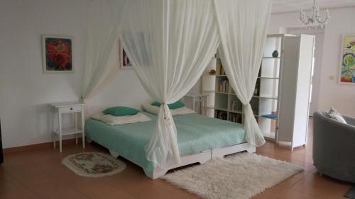 Un pat sau paturi într-o cameră la Quinta Outeiro da Luz