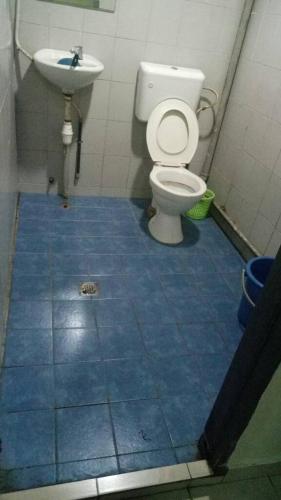 a bathroom with a toilet and a sink at Hotel Ocean in Lahad Datu