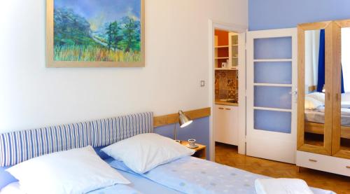 Llit o llits en una habitació de Cybulskiego Guest Rooms