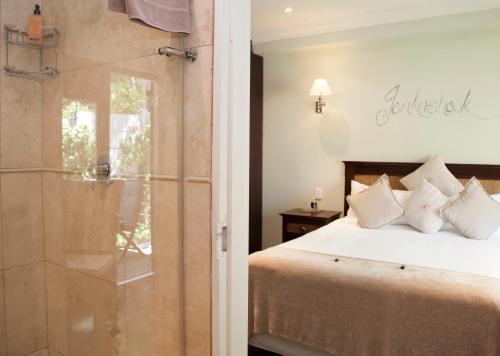 Un pat sau paturi într-o cameră la Keren's Vine Guesthouse