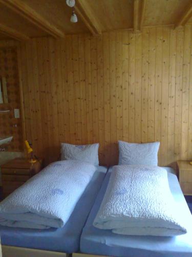 Una cama o camas en una habitación de B&B Hotel & Appartements Chasa Valär