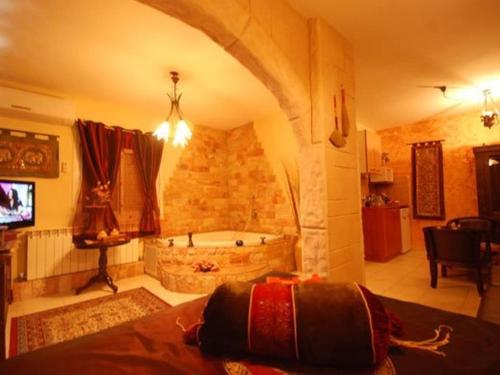 - un grand salon avec une baignoire dans la chambre dans l'établissement Michal's Suites, à Sha'al