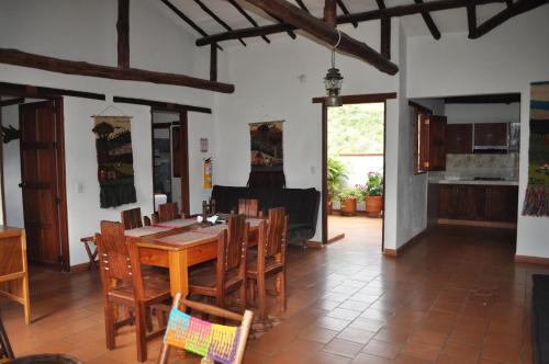 Un comedor con mesa y sillas de madera. en Hospedaje Donde Lorenzo, en Barichara