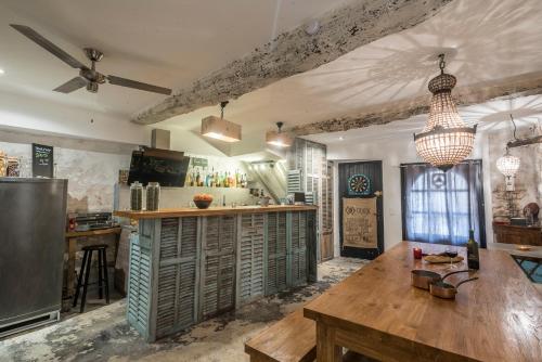 une cuisine avec une table en bois et un bar dans l'établissement Carpe Diem, à Tourrettes-sur-Loup