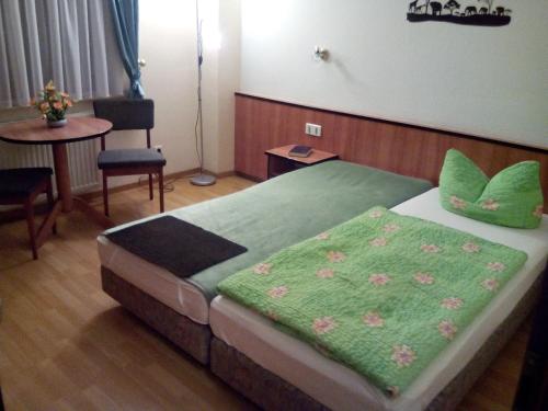 Ένα ή περισσότερα κρεβάτια σε δωμάτιο στο Hotelpension Schwalbennest