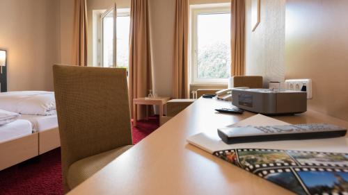 een hotelkamer met een bureau met een computer erop bij Rheinhotel Lamm in Rüdesheim am Rhein